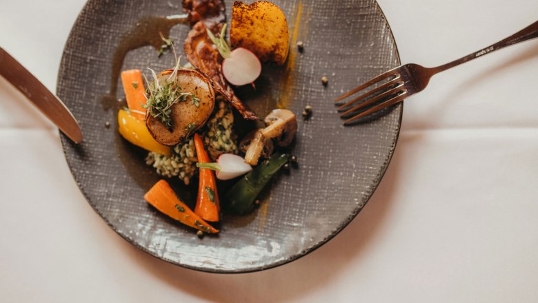 Pink pork fillet wrapped in pancetta with wild garlic risotto, &copy; Nieder&ouml;sterreich Werbung/Daniela F&uuml;hrer