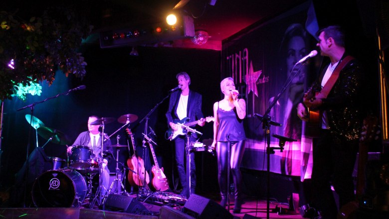 Vystoupen&iacute; kapely v Preiner Stadl se zpěv&aacute;kem a hudebn&iacute;ky na p&oacute;diu.