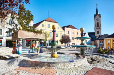 Hlavní náměstí ve Zwettlu s Hundertwasserovou kašnou, © Stadtgemeinde Zwettl, Monika Prinz