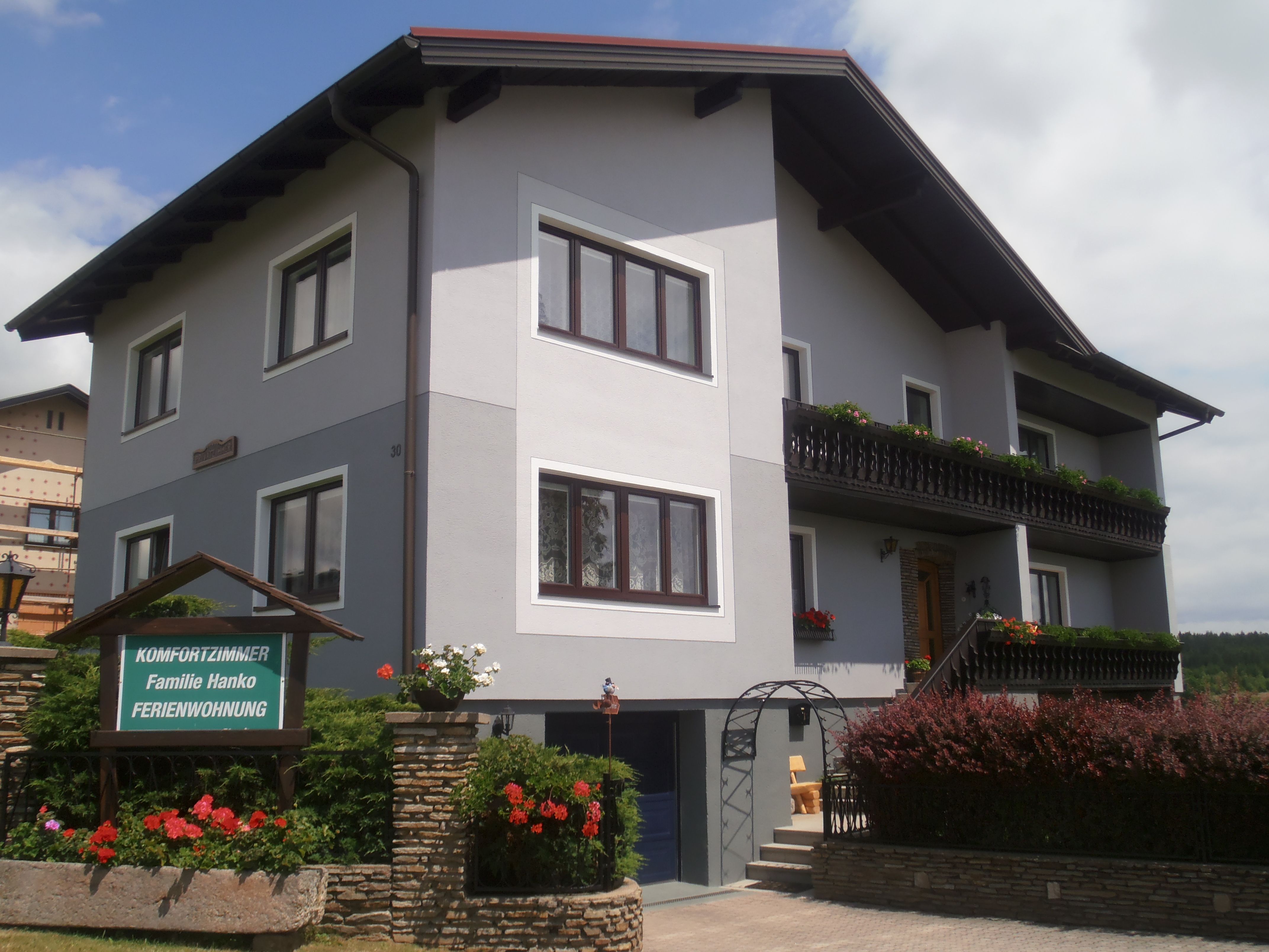 Dvoupodlažní penzion s balkonem a zahradou.