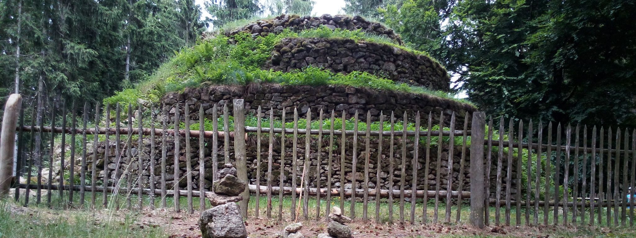 Kamenná pyramida vzdálená přibližně 3 km