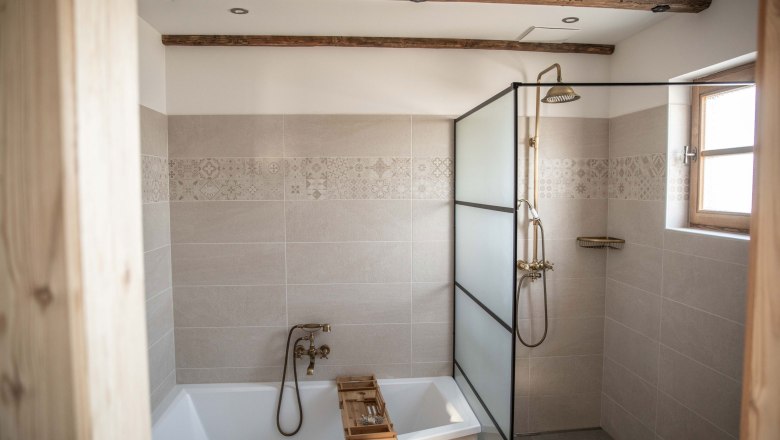 Bathtub and shower, © Erlebnishof Strasser, Fotografin Sabine Strasser