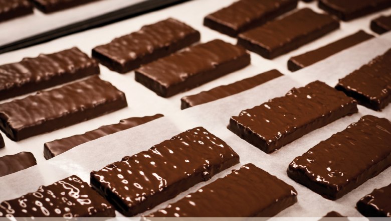 Su&scaron;enky v čokol&aacute;dě na pečic&iacute;m pap&iacute;ře v cukr&aacute;rně.