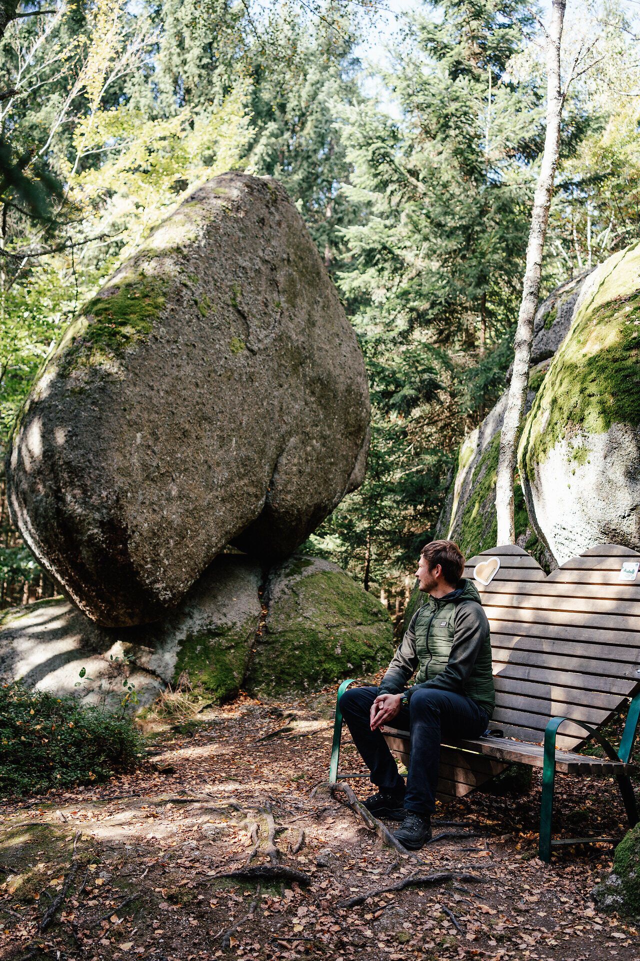 Toto místo obklopené majestátními útesy a hustými lesy přímo vybízí k posezení. Jemný vánek a cvrlikání ptáků vytváří harmonickou atmosféru, která turisty okouzlí. Zde, na stezce Herzsteinweg, je krása přírody přímo hmatatelná.