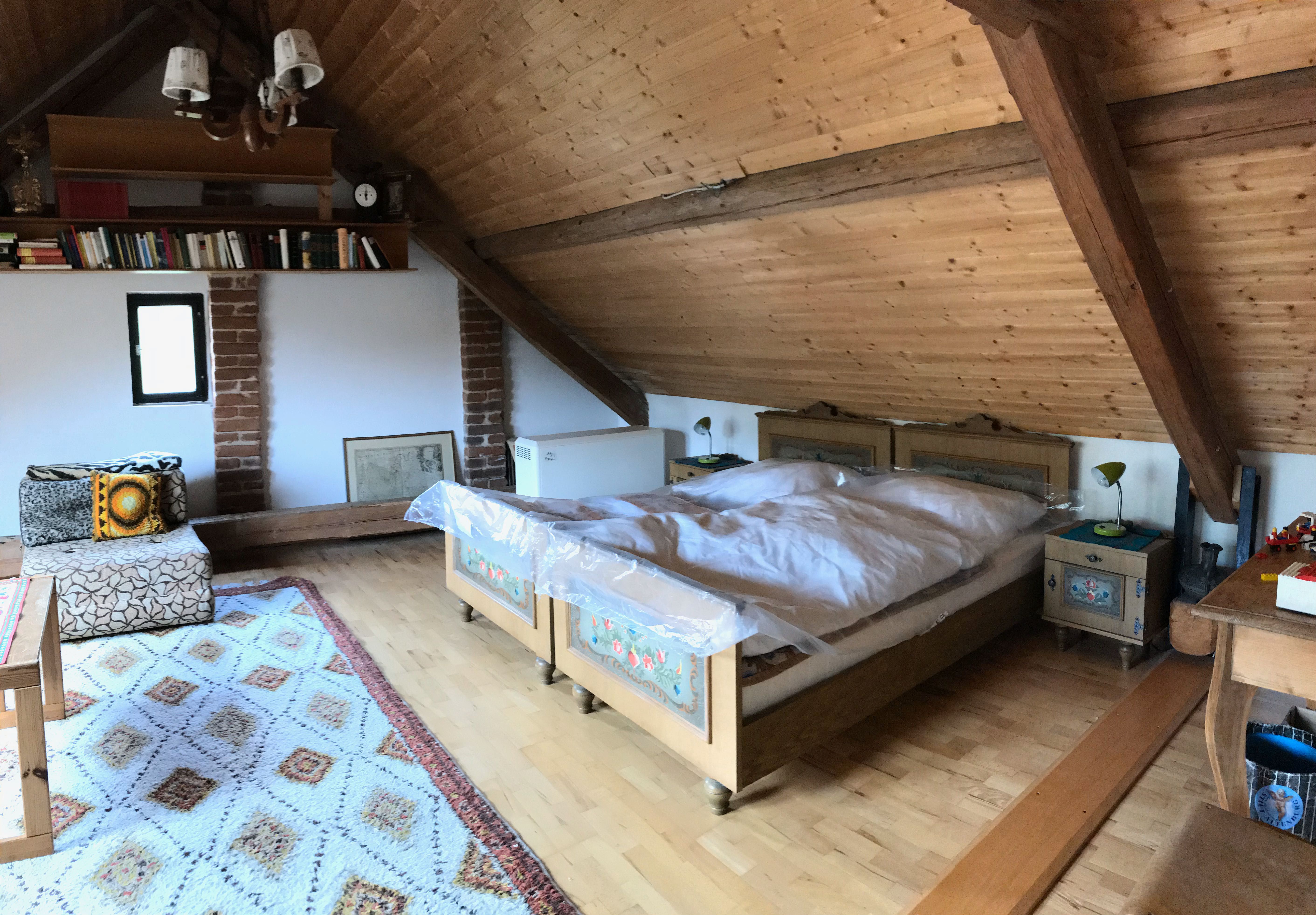 Podkroví - manželská postel