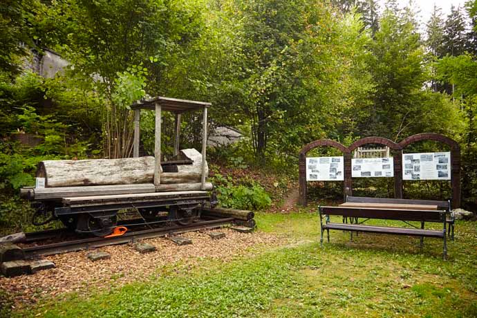 Historické nákladní auto a informační tabule v geoparku Aspang.