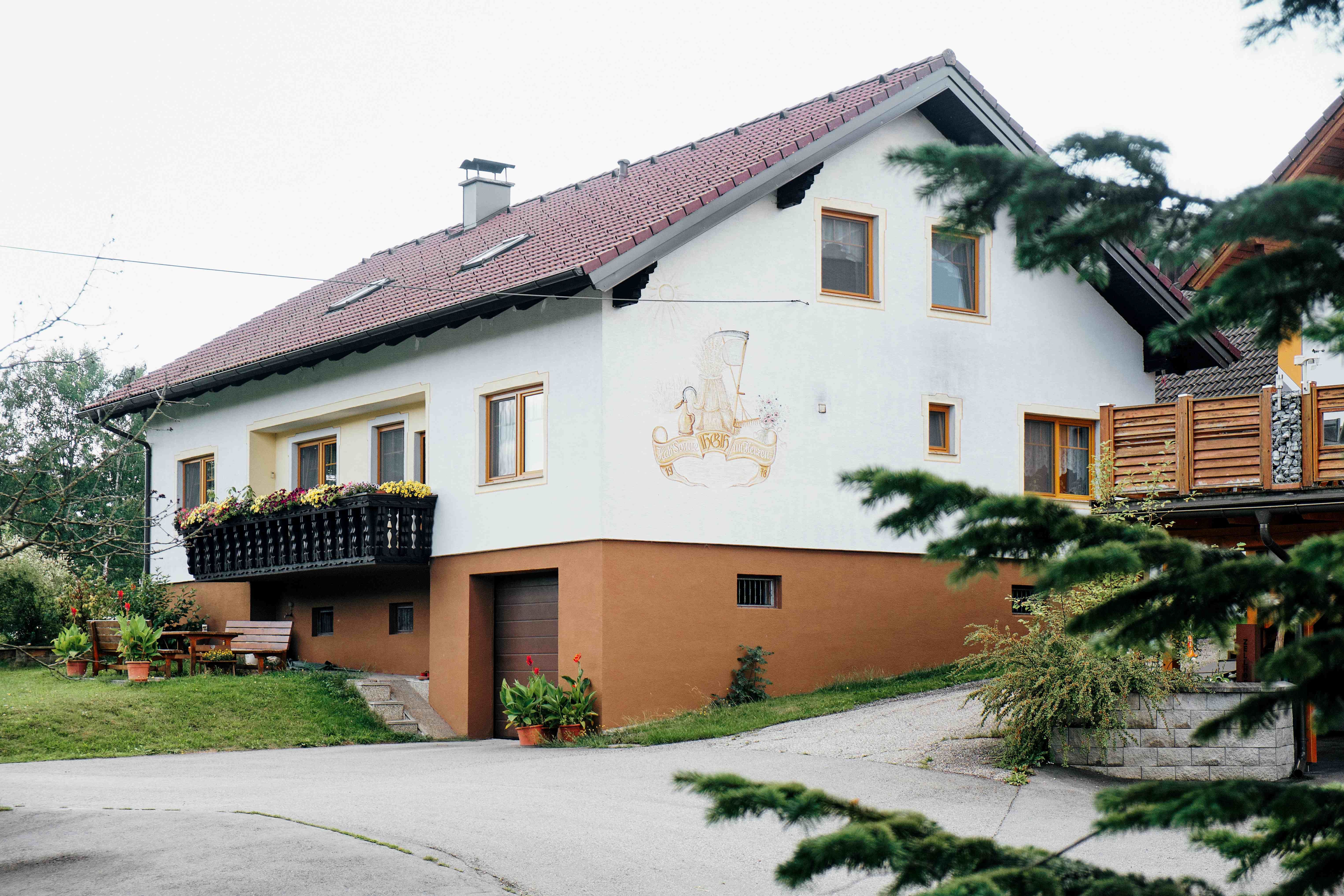 Pohled na náš dům s prázdninovými byty v 1. patře