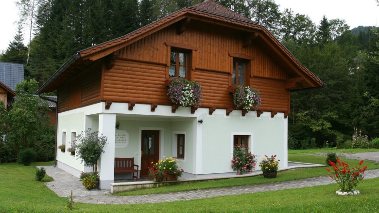 Pohled na dům v l&eacute;tě, &copy; Margarete Bachner