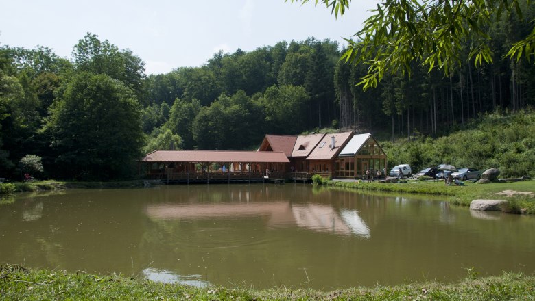 Dobrodružné prázdniny v dřevěné chatě u rybníka!, © Gallien