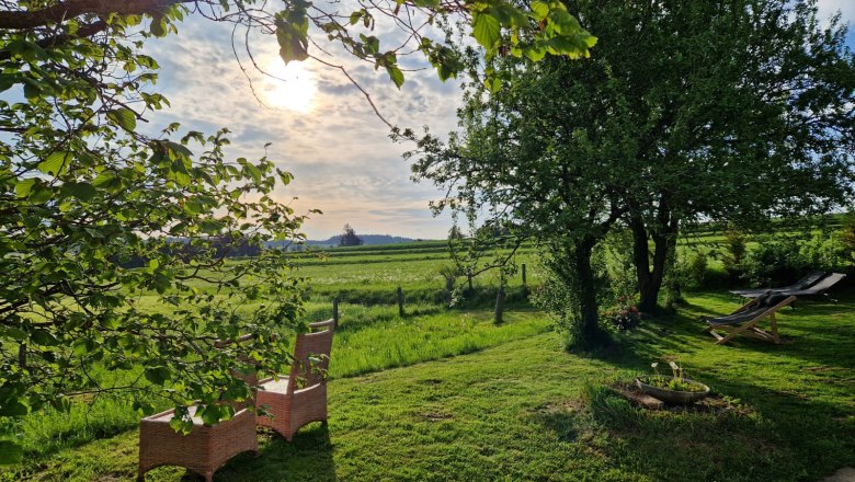 Natural garden with flower meadow and sunbathing lawn, © U.E.