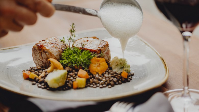 Pork medallions, bacon coat, lentils, Veltliner foam, © Niederösterreich Werbung/Rita Newman