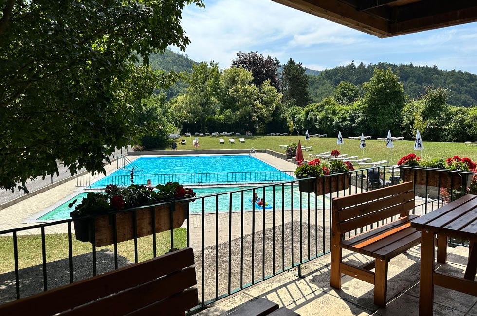 Koupaliště s vodou a loukou kolem něj