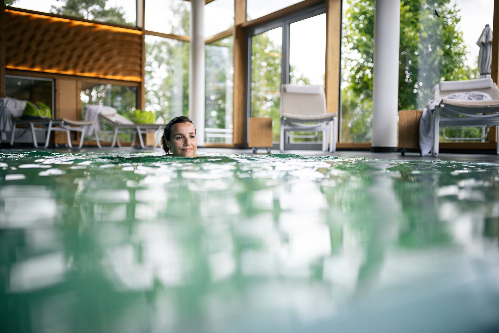 Žena plave v bazénu lázeňského hotelu Klosterberg ve Waldviertelu.