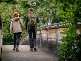 Zwei Wanderer auf einer Holzbr&uuml;cke im Wald, &copy; Wiener Alpen/F&uuml;l&ouml;p, Kremsl