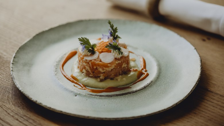 Alpensaibling-Tatar, Sauerampfer-Kerbelsud, © Niederösterreich Werbung/Sophie Menegaldo